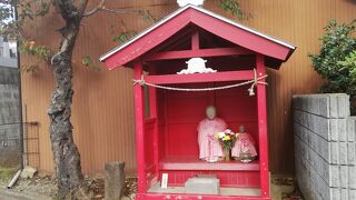 目立たない小さな地蔵