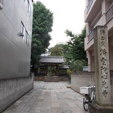 奥の山門が魅力的です。