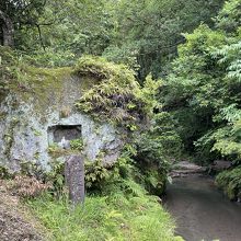 台明寺跡地にある大きな岩