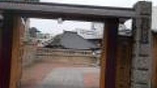 地下鉄都営三田線白山駅から北にあります。