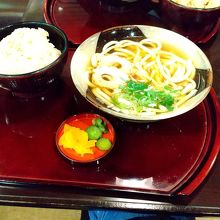 うどんと炊き込みご飯のセット。