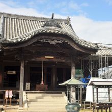 山上に広がる境内