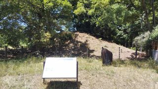 石碑や説明看板などがあるのでわかります