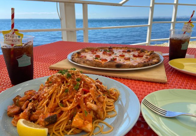 晴れた日は最高。海沿いのレストラン