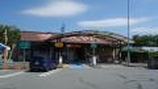 伊勢自動車道のパーキング・エリア。駐車スペースはひろい。