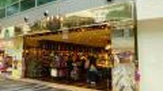 金ピカの店内。税金分、市内よりは安いはず。