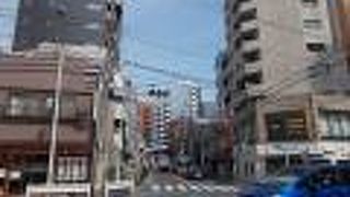 地下鉄東京メトロ千代田線千駄木駅の南です。