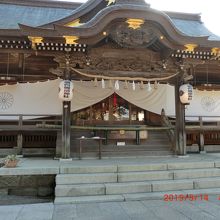 本殿です、菊の紋が見えます