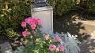 明治通りと橋でつながっています