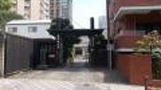 地下鉄東京メトロ千代田線湯島駅から北のエリアにあります。