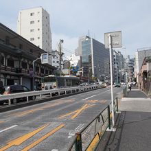 坂の様子です。左が湯島天満宮です。