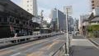 地下鉄東京メトロ千代田線湯島駅から西に上がる坂です。