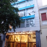 目印はバルコニーの鮮やかなブルーです。