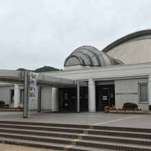 カブトガニを模した博物館の建物