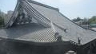 本堂の屋根がとても大きく立派