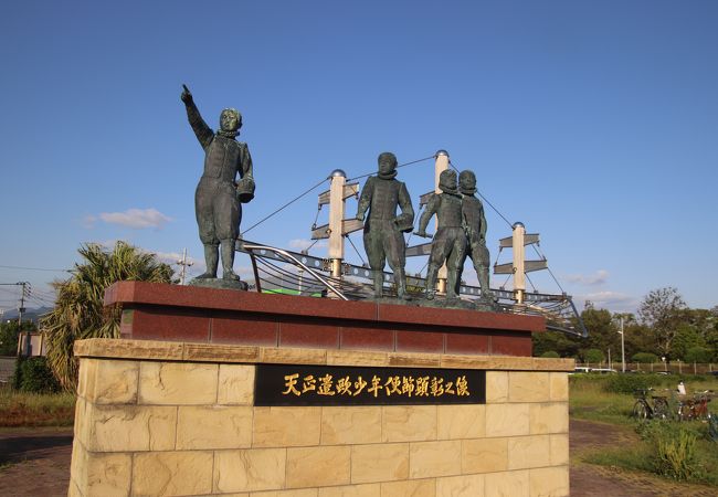 天正10年（1582年）に万里の波濤を越えて遠くローマへ旅だった4人の少年切支丹の像です。