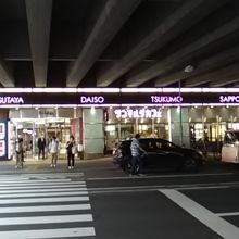 札幌駅西側の横断歩道を渡るとすぐです