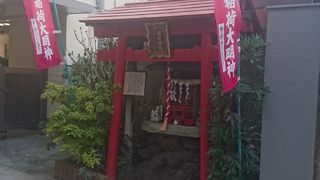 住宅街にひっそりと建つ神社