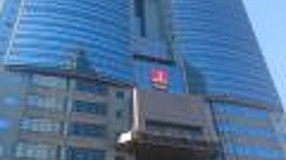 ビルの上に帽子が乗っています