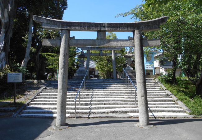 小高い場所にある神社です