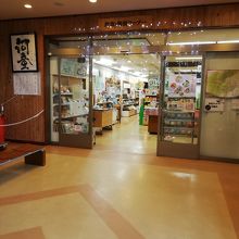 道の駅湯西川には、農産物直売所やお土産などが買えます。