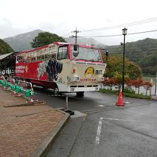 湯西川ダックツアーの水陸両用バス