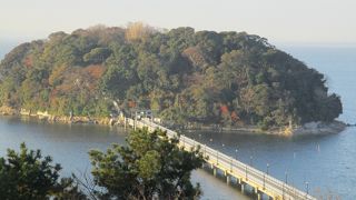 蒲郡のシンボル「竹島」は、三河湾にぽっかり浮かぶ、神秘的なたたずまいの小さな島