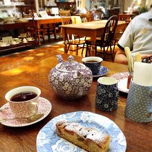 食器は全てバーレイ。紅茶も流石！美味しいです。