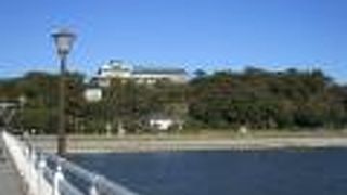 蒲郡の観光のシンボル、竹島前の海岸沿いの公園