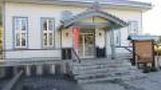 海辺の文学記念館は、大正・昭和初期の日本の文人達に愛された、旅館「常磐館」の趣を再現した竹島近くの文学歴史記念館です。