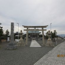 近くには船の航行の安全を守る住吉神社が建つ。