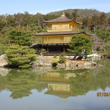 池に映える金閣寺のアップ