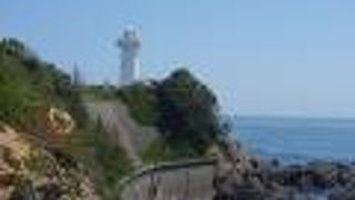 四角柱の上品な灯台です。