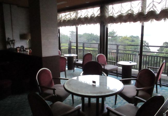 ２階バルコニーに接して、美しい竹島と三河湾の眺望をが眺められます。