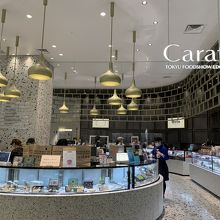 一階　スイーツ売り場