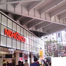 12月が間近でクリスマスっぽい電飾飾りが付いてました