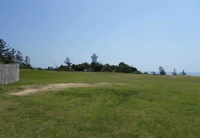 安乗埼灯台のあるみさきにあるひろい芝生の広場。開放的で気持ちのよいところです。