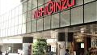 高速道路高架下のショッピングモール