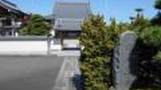 如是川の近くにあるお寺です