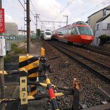 踏切で交差します