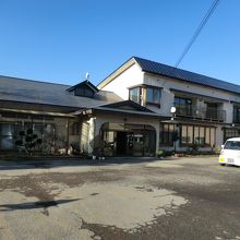 民宿赤坂田。玄関は本館です。