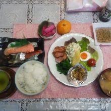 朝食の一例。朝からボリュームたっぷりです。