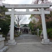 小川が流れる自然豊かな神社