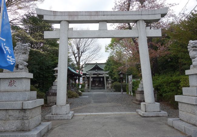 小川が流れる自然豊かな神社