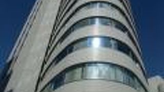 青山通り沿いの楕円形の外観は結構目立ちます