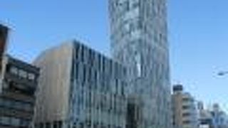 透明なステンドグラスを繋いだような外観はお洒落そのもの