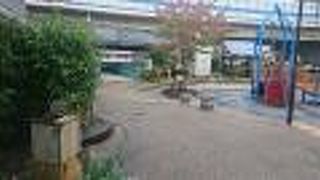 古川沿いにある港区立の公園