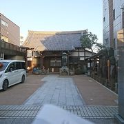 特徴の少ない小さな寺院