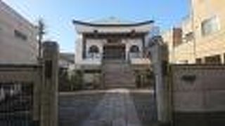 近代的なデザインの本堂