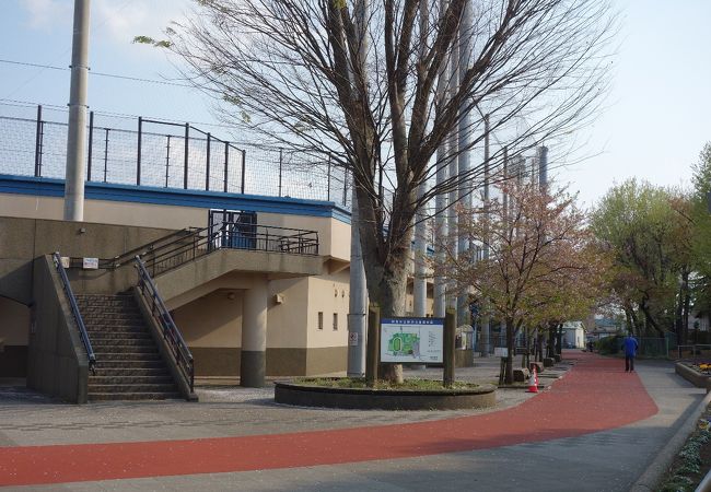 各種の運動施設を有する昭島市の公園
